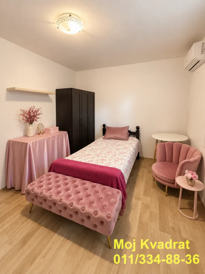 Spavaća soba sa krevetom, garderoberom i roze foteljom.