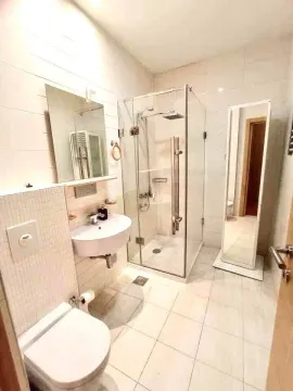 Moderne kupatilo sa tuš kabinom, umivaonikom i wc šoljom. - image 10