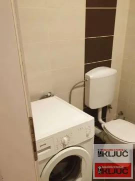 Manje kupatilo sa WC šoljom i veš mašinom. - image 4