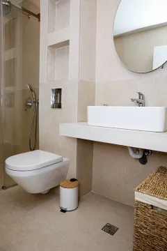 Moderno opremljeno kupatilo sa tuš kabinom, konzolnom šoljom i umivaonikom. - image 10