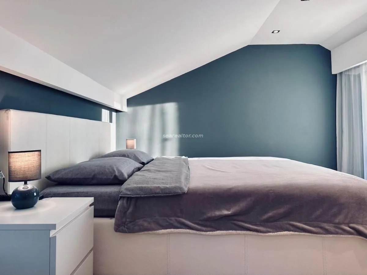 Izdavanje, trosoban stan, 130m², Centar, Tivat