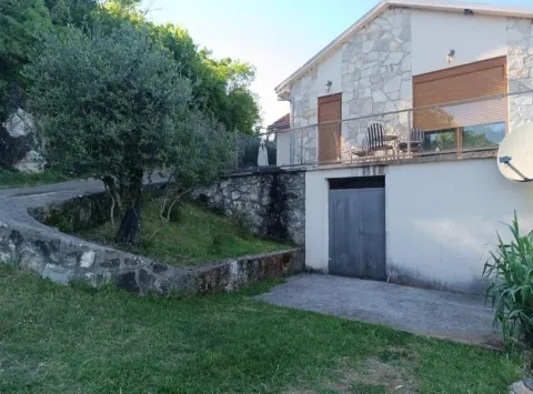 Eksterijer kuće sa dvorištem, terasom i kamenom fasadom. - image 7