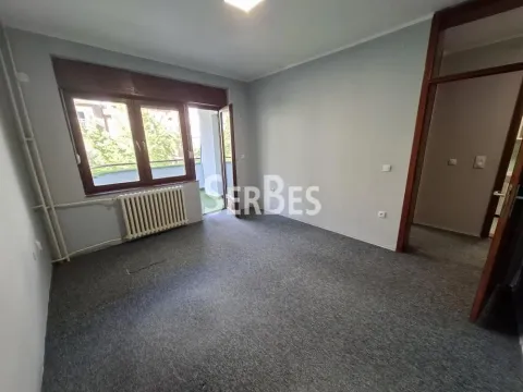 Prazna soba sa sivim zidovima, tepihom i izlazom na terasu. - image 12