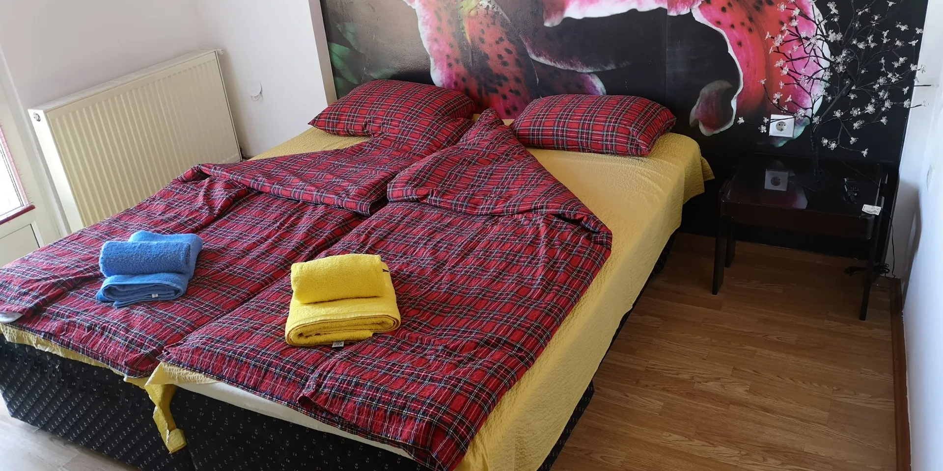 Namještena spavaća soba sa bračnim krevetom.