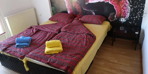 Namještena spavaća soba sa bračnim krevetom. - image 16