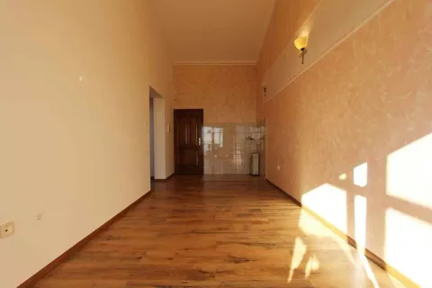 Dugačka prazna prostorija sa drvenim podom i toplim tonovima zidova. - image 20