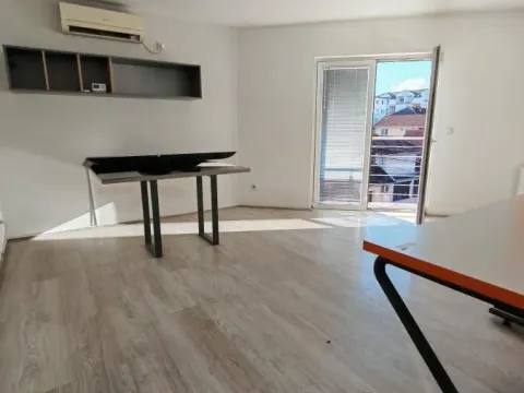 Izdavanje, poslovni prostor, 300m², Centar, Kragujevac - image 10