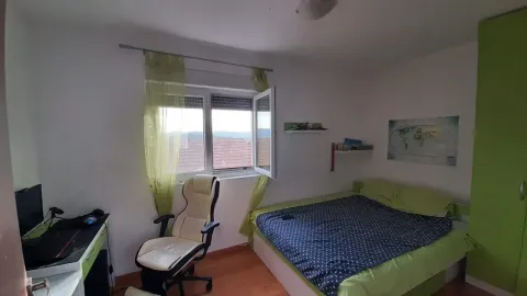 Dječja soba sa krevetom, radnim stolom i zelenim detaljima. - image 5