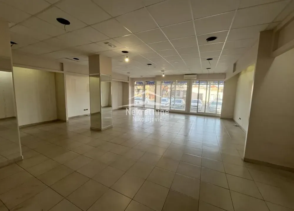 Izdavanje, poslovni prostor, 250m², Batajnica, Beograd