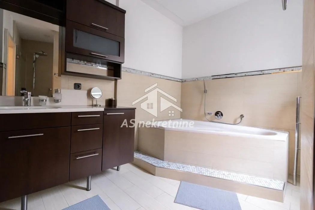 Izdavanje, četvorosoban stan, 140m², Obilićev Venac, Beograd