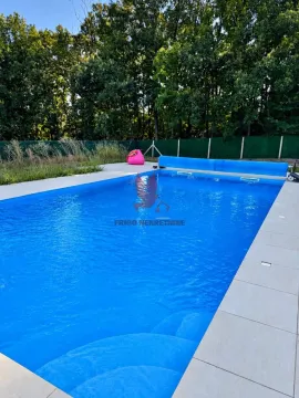 Bazen u dvorištu okružen zelenilom. - image 2