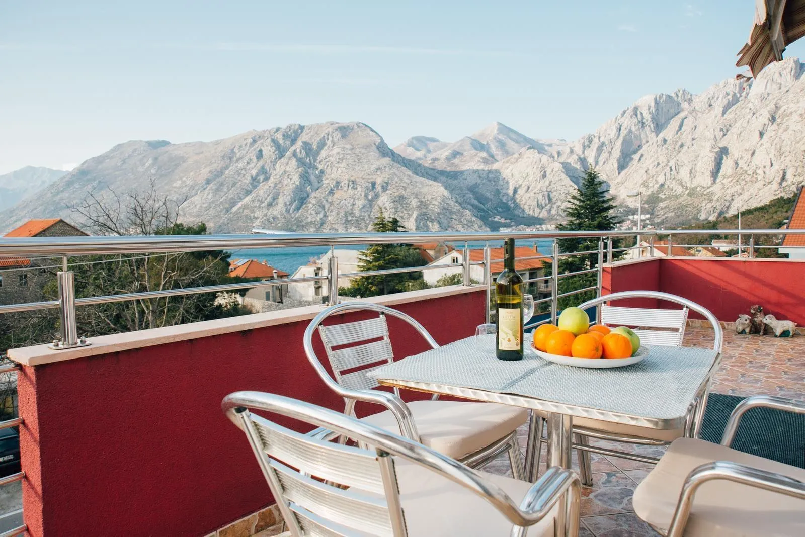 Izdavanje, dvosoban stan, 130m², Kotor, Crna Gora