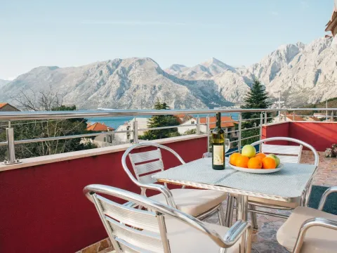 Rent, two bedroom apartment, 130m², Kotor, Crna Gora - image 2