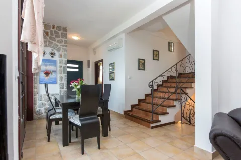 Prodaja, kuća, 235m², Kostanjica, Kotor - image 16