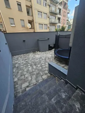 Popločano dvorište sa trampolinom i ogradom. - image 19
