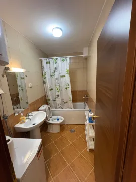 Manje kupatilo sa umivaonikom, wc šoljom, kadom i mašinom za veš. - image 4