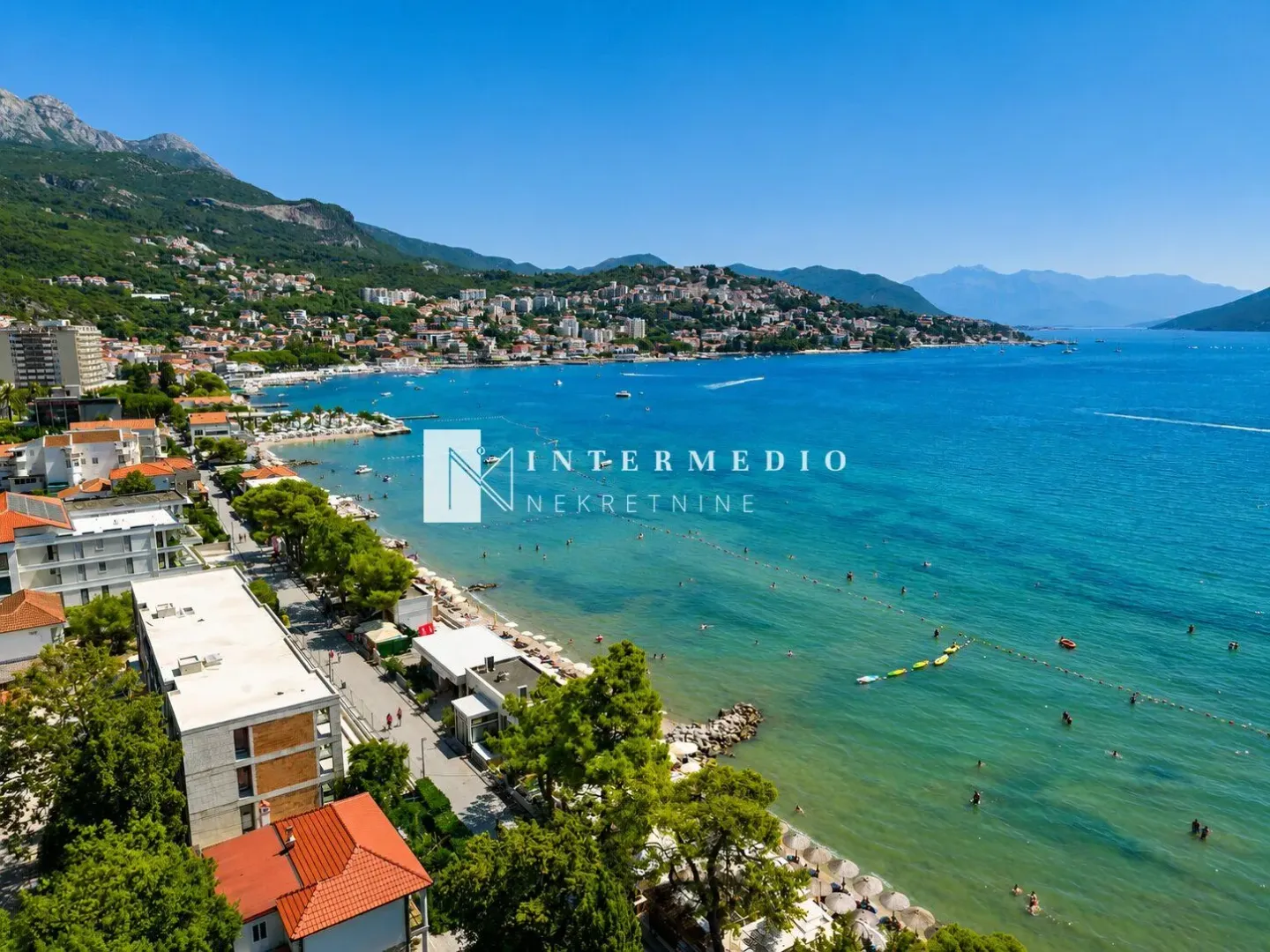 Pogled iz vazduha na obalu i more sa plažom.