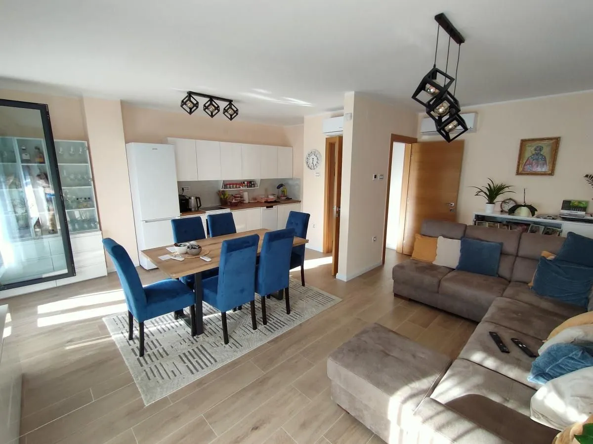 Izdavanje, kuća, 230m², Sremska Kamenica, Petrovaradin