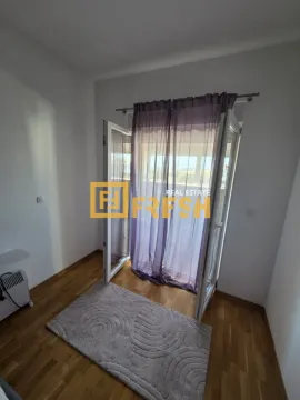 Pogled na balkonska vrata sa zavesama u sobi sa drvenim podom. - image 8