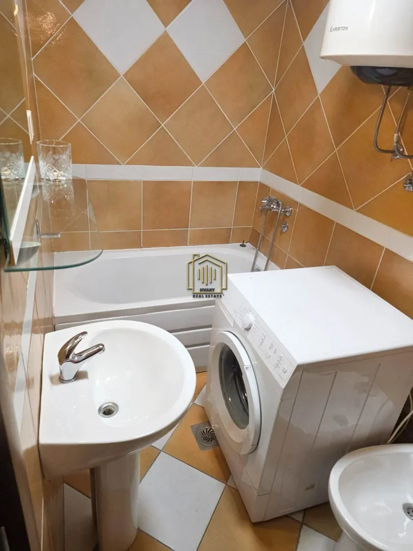 Kupatilo sa kadom, umivaonikom i veš mašinom.