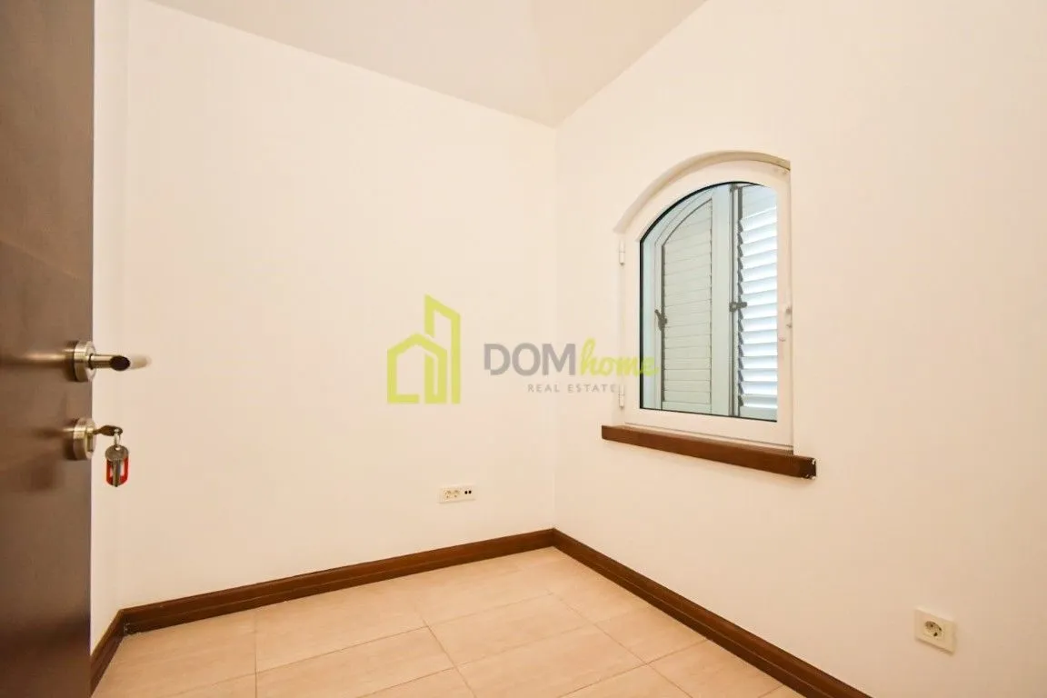 Prodaja, kuća, 230m², Mareza, Podgorica