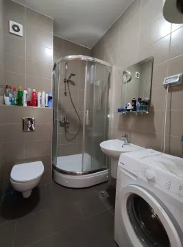 Kupatilo sa tuš kabinom, lavaboom i veš mašinom. - image 8