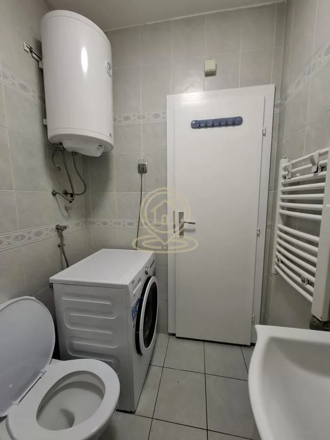 Manje kupatilo sa sanitarijama, bojlerom i veš mašinom.