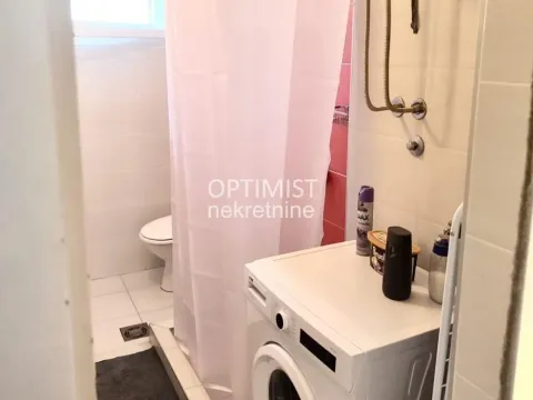 Manje kupatilo sa tuš kabinom, wc šoljom i veš mašinom. - image 11