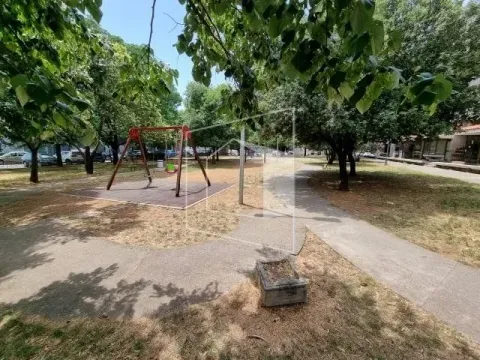 Dvorište sa igralištem i stazama ispred zgrade. - image 10