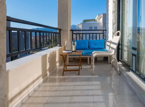 Namešten balkon sa garniturom za sedenje i pogledom na okolinu. - image 19