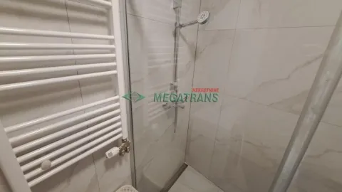 Pogled na tuš kabinu i radijator u kupatilu. - image 19