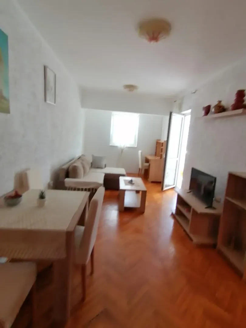 Dnevni boravak sa trpezarijom i garniturom.