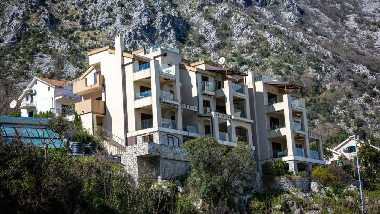 Prodaja, poslovni prostor, 590m², Morinj, Kotor