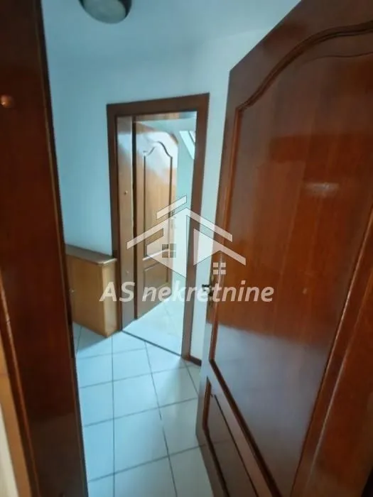 Izdavanje, kuća, 360m², Voždovac Sve Podlokacije, Beograd