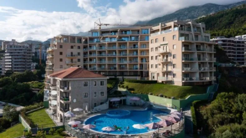 Sale, three bedroom apartment, 236m², Bečići, Budva