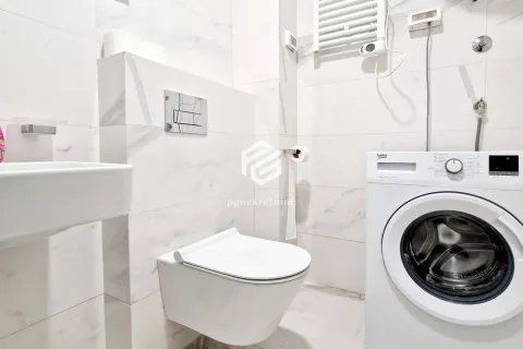 Moderno opremljeno kupatilo sa veš mašinom, umivaonikom i ugradnom šoljom. - image 5