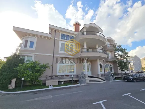 Rent, office space, 500m², Stari Aerodrom, Podgorica - image 1
