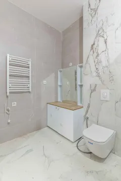 Moderne kupatilo sa pločicama u imitaciji mramora, WC šoljom i umivaonikom. - image 77