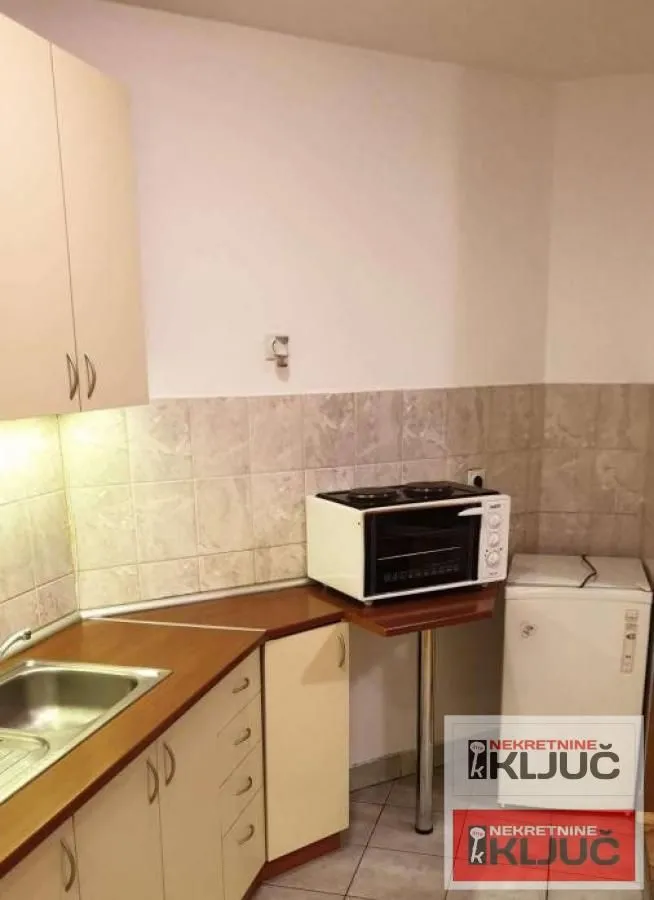 Manja kuhinja sa sudoperom, mini rernom i frižiderom.
