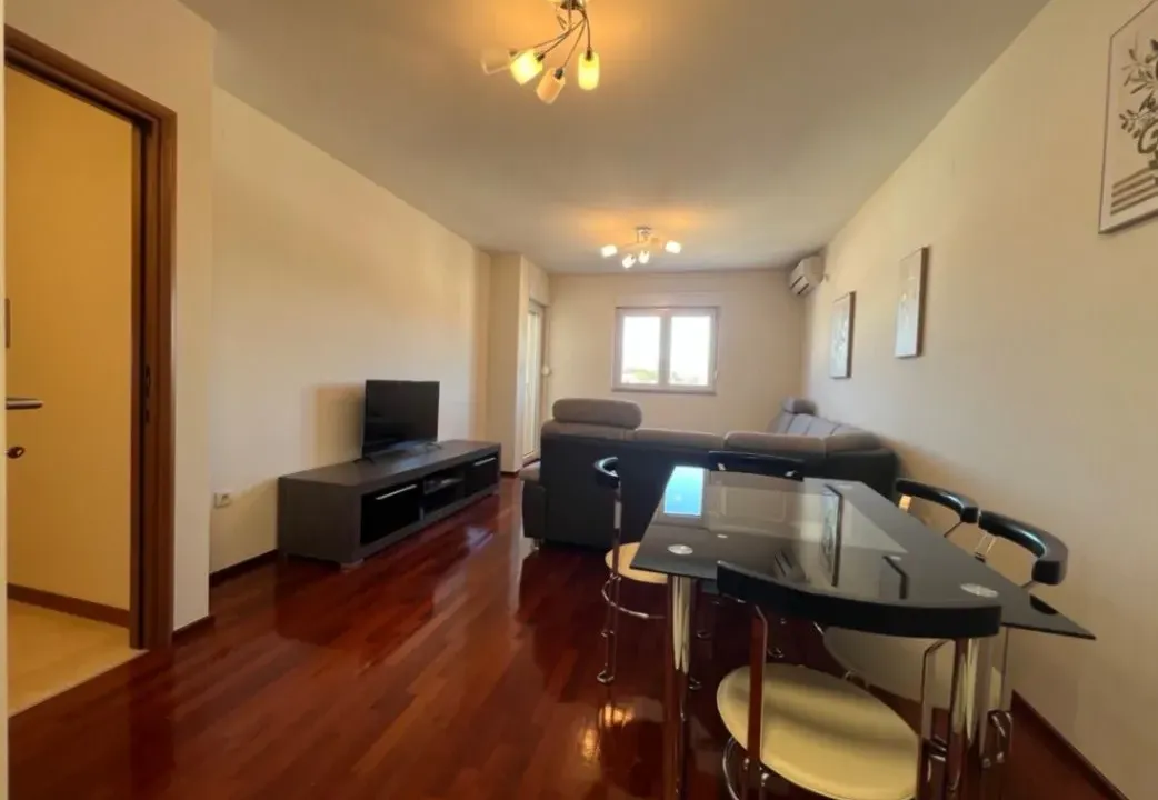 Izdavanje, trosoban stan, 75m², Stari Aerodrom, Podgorica