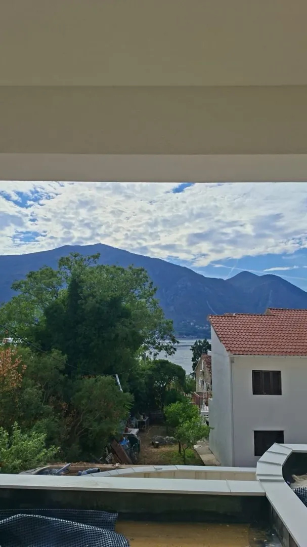 Pogled sa terase na more, planine i okruženje.