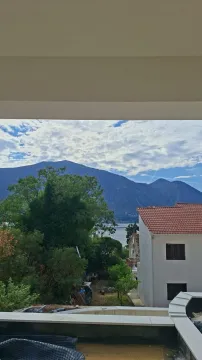 Pogled sa terase na more, planine i okruženje. - image 14