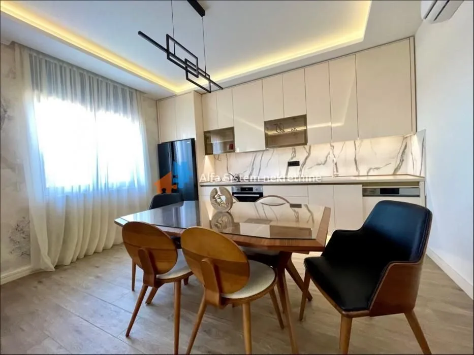 Izdavanje, stan, 200m², Senjak, Beograd