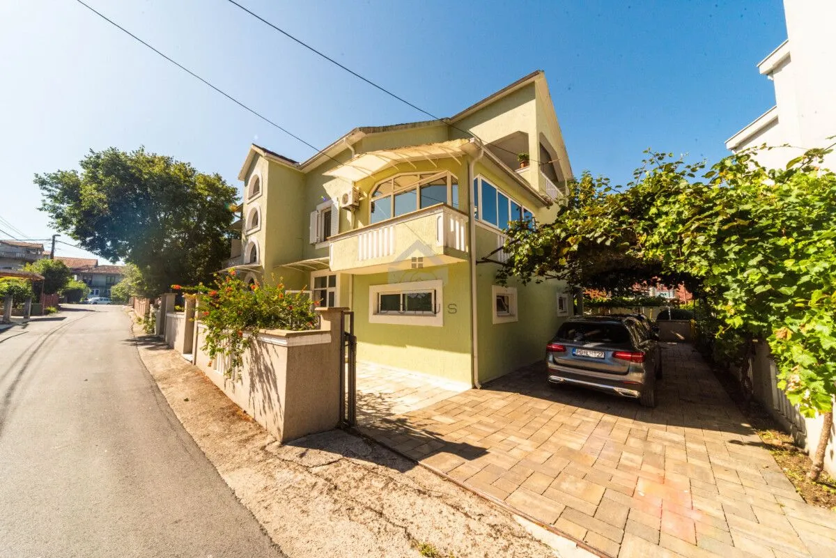 Izdavanje, četvorosoban stan, 150m², Tivat, Crna Gora