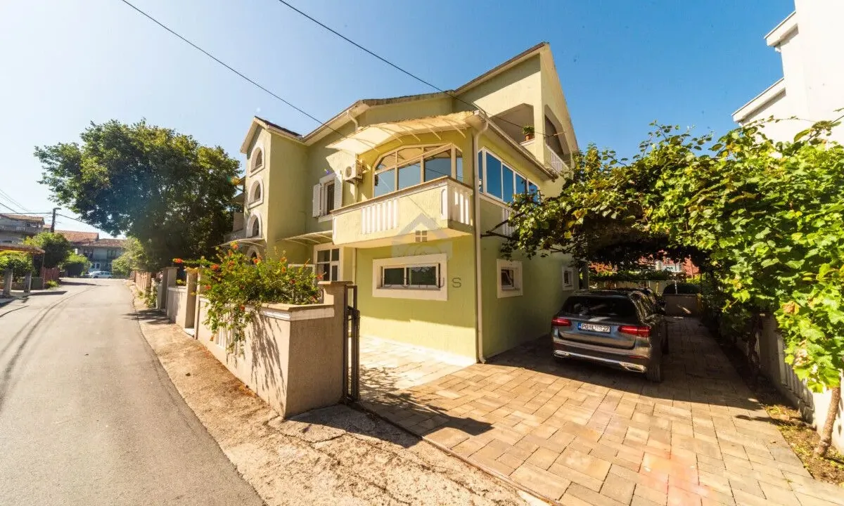 Rent, four bedroom apartment, 150m², Tivat, Crna Gora