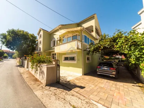 Izdavanje, četvorosoban stan, 150m², Tivat, Crna Gora