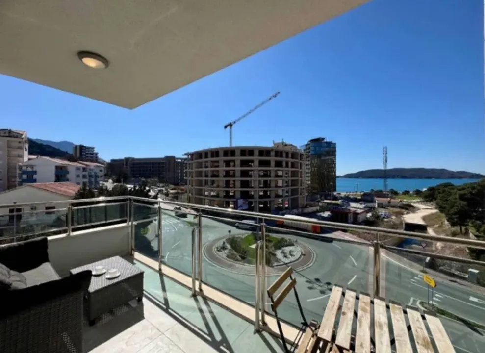 Izdavanje, dvosoban stan, 95m², Bečići, Budva