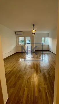 Empty living room with wooden flooring, air conditioning and access to the terrace. - image 3