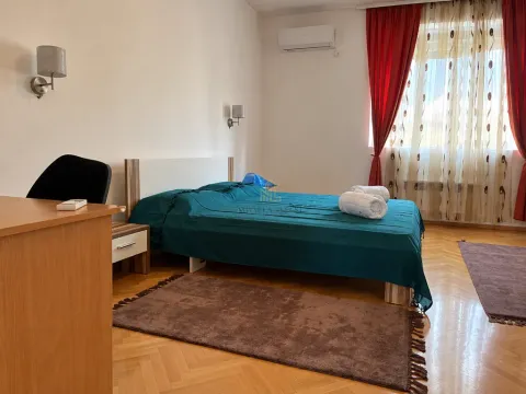 Spavaća soba sa bračnim krevetom, radnim stolom i prozorom sa zavjesama. - image 4