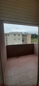 Manji popločani balkon sa pogledom na susjednu zgradu i zelenilo. - image 10